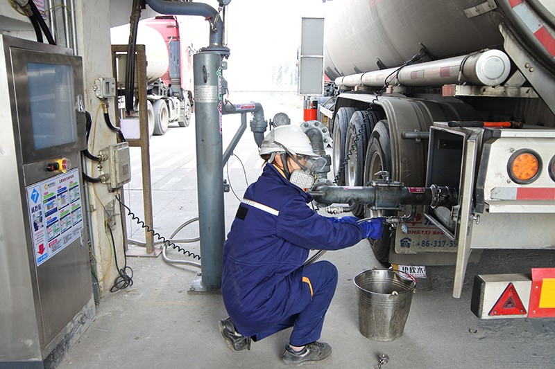 發(fā)貨臺發(fā)貨鶴管操作.jpg 發(fā)貨臺發(fā)貨鶴管操作.jpg