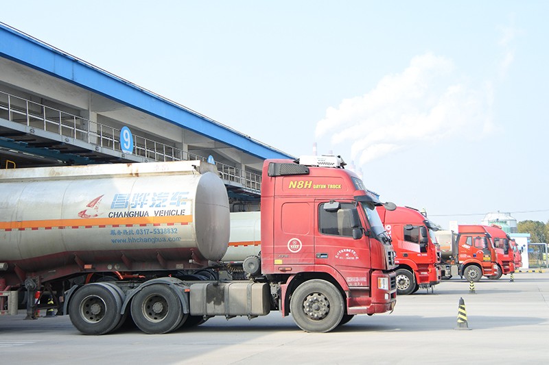 裝車臺槽車裝貨.jpg 裝車臺槽車裝貨.jpg